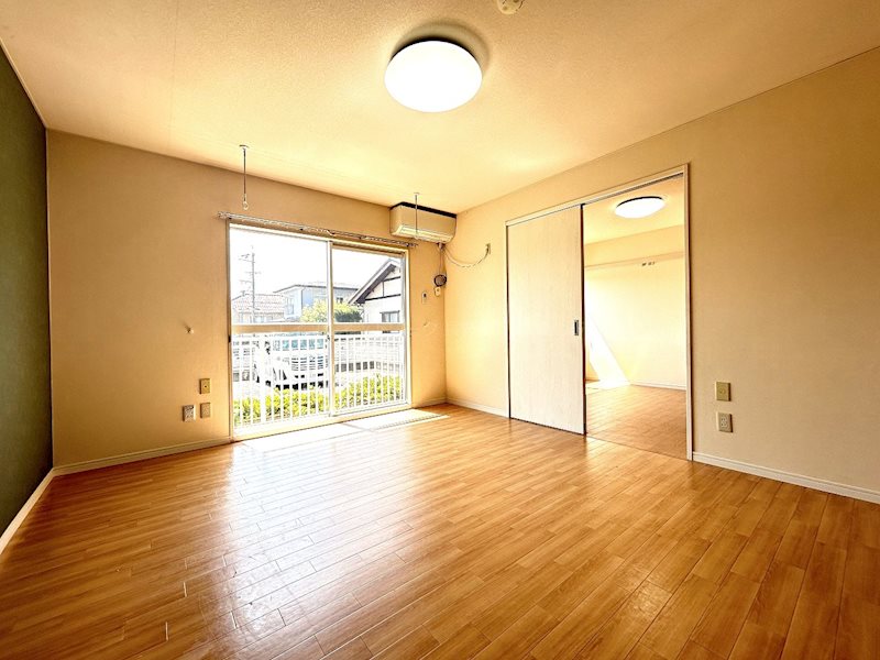 居室・リビング　写真は101号室です（参考）