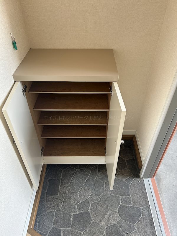 玄関　写真は101号室です（参考）