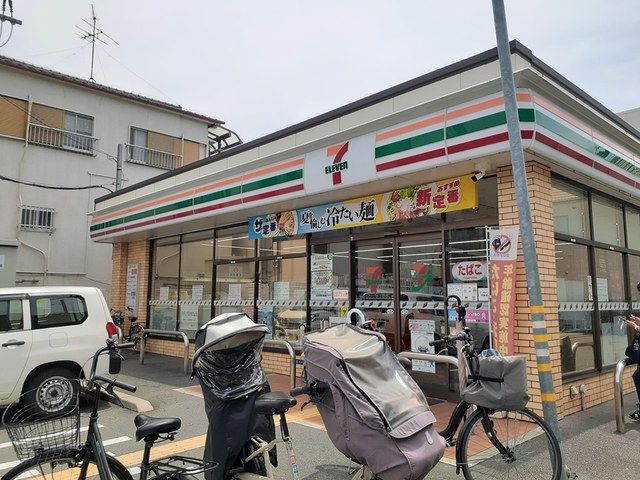 コンビニ　セブンイレブン（コンビニ）まで327m