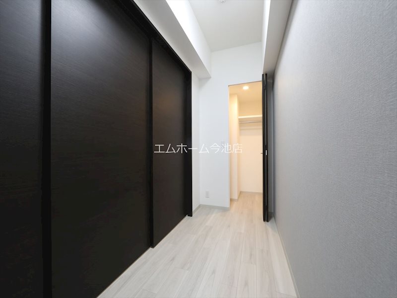 その他　洋室4.0帖　窓付（換気良好）収納充実しています