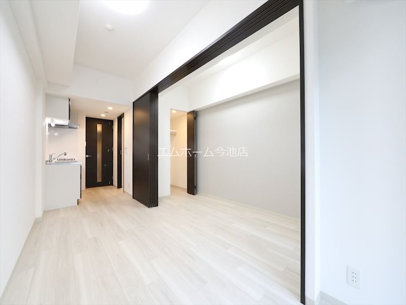 居室・リビング　LDK8.0帖　エアコン付　バルコニーに面しています