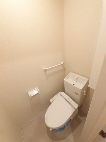 トイレ　嬉しい温水洗浄便座付き♪