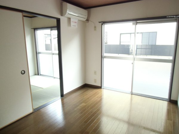 居室・リビング　エアコン付の南向きの洋室★