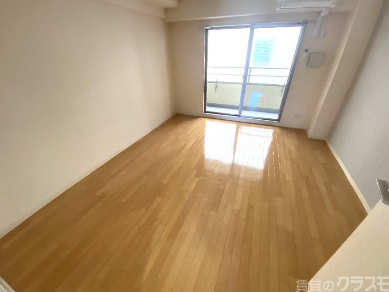 居室・リビング　窓からの光がいい感じです。