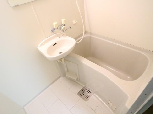 バス・シャワールーム　コンパクトで使いやすいお風呂です