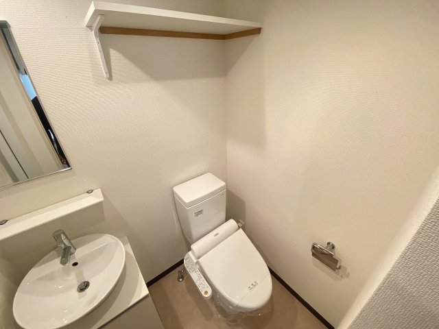 トイレ　落ち着いた色調のトイレです