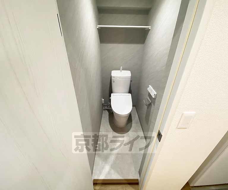 トイレ　グレーを基調とした落ち着きのある空間です。