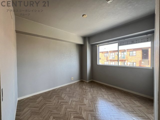 居室・リビング　床色が明るい色合いで、とてもきれいです。