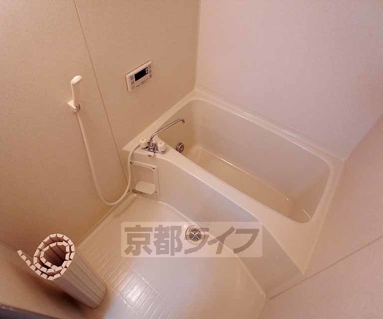 バス・シャワールーム　追い炊き付きですね。