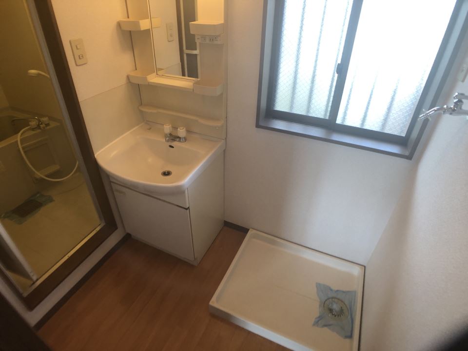 洗面設備　洗面脱衣所、窓があります