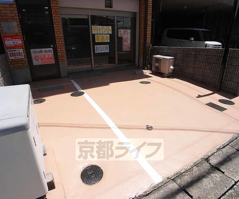 駐車場　目の前が少し駐車可能なスペースです。