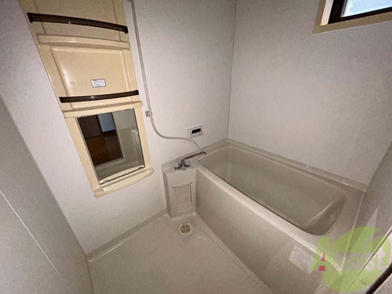 バス・シャワールーム　浴槽には追い焚き機能がついています。水道代が浮きますよ。