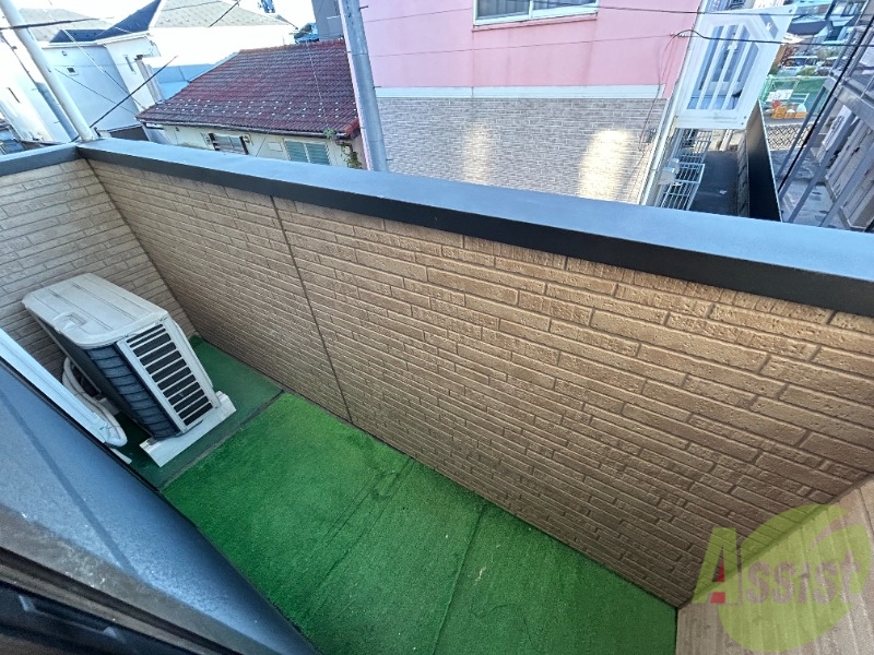 バルコニー　ベランダもございます。洗濯物が地面に落ちずに済みます。