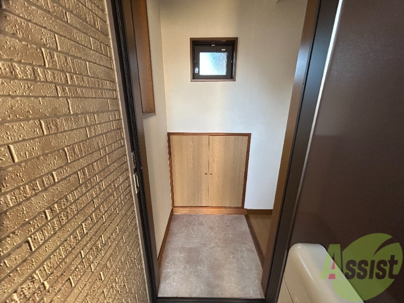 玄関　こちらは玄関です。目の前にはシューズボックスがございます。