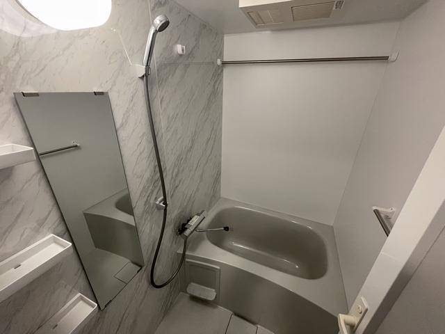 バス・シャワールーム　鏡付いてます。