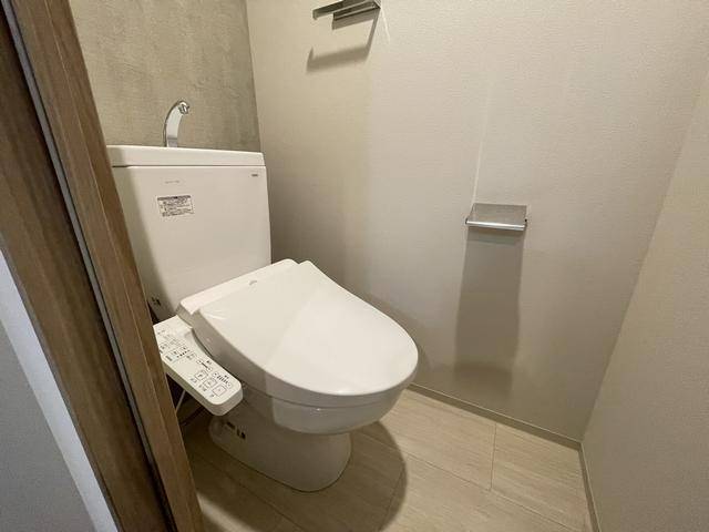 トイレ　シャワー付きトイレです。