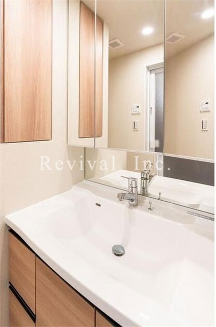 洗面設備　毎日の身だしなみチェックに必須でございます