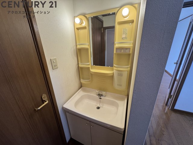 洗面設備　収納がたっぷりの洗面台