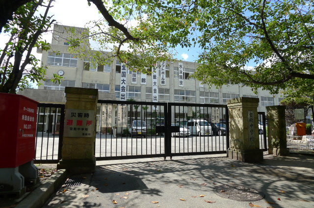 中学校　高砂市立宝殿中学校（中学校）まで402m