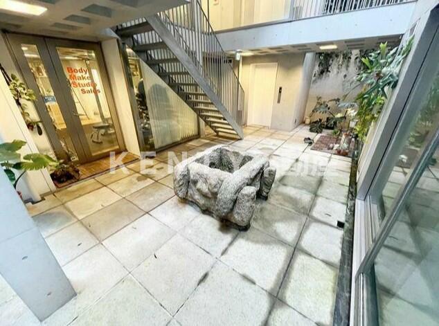 エントランス　落ち着いたエントランスです