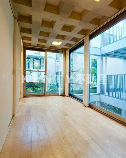 居室・リビング　こちらの居間で趣味の時間をお楽しみください