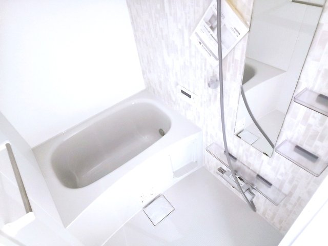 バス・シャワールーム　白を基調とした、清潔感あふれるリラックス空間