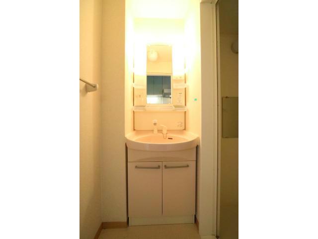 洗面設備　シャワー付き独立洗面台