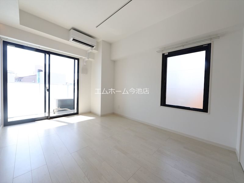 バルコニー　洋室8.4帖　エアコン付　収納充実　バルコニーに面しています