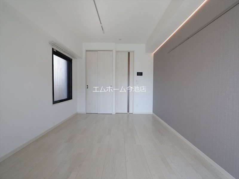 居室・リビング　洋室8.4帖　エアコン付　収納充実　バルコニーに面しています