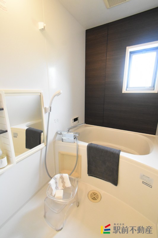 バス・シャワールーム　★浴室に窓付き★