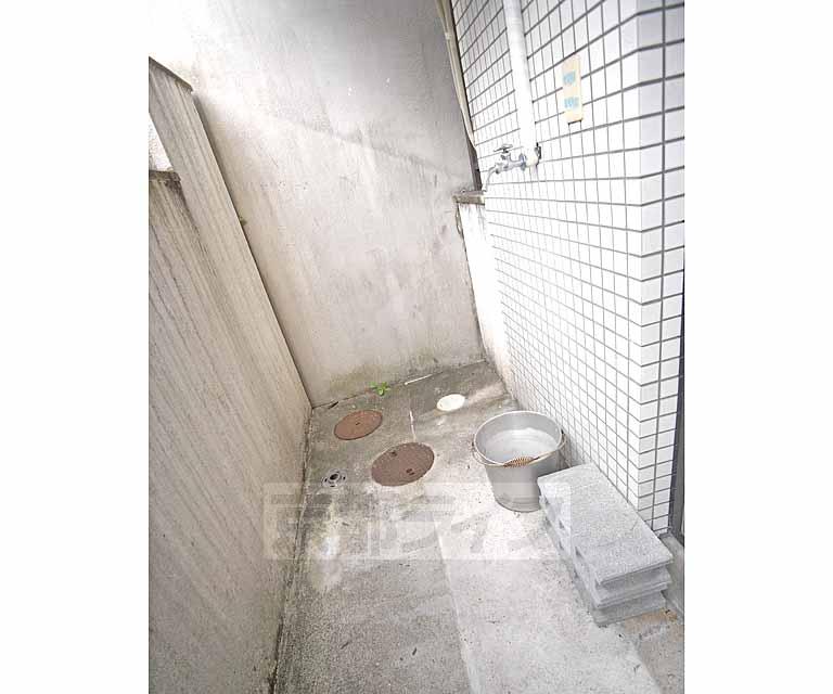 バルコニー　バルコニに洗濯機を置けます。