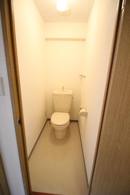 トイレ　収納棚付き！