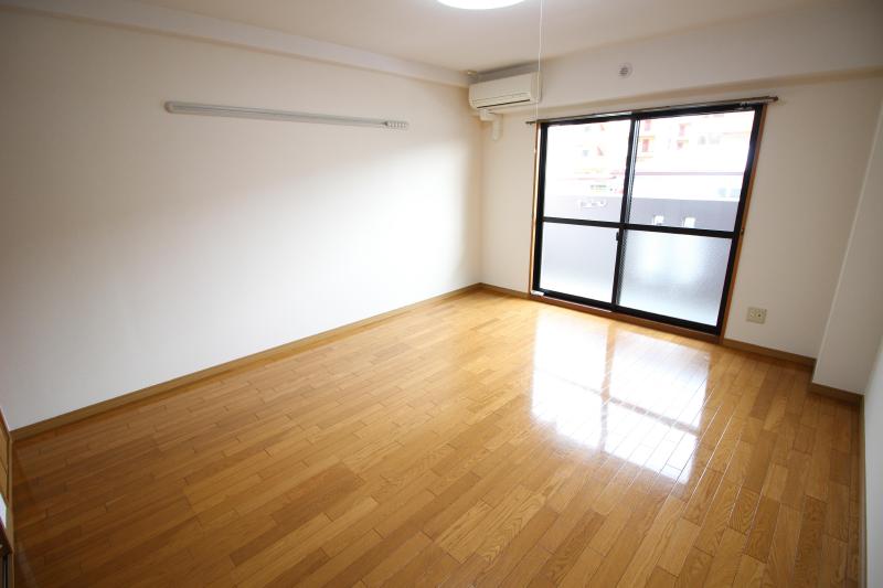 居室・リビング　２　陽当たりの良い１０帖洋室