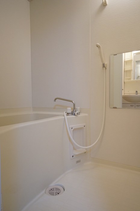バス・シャワールーム　清潔感のあるお風呂
