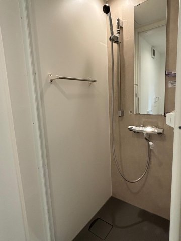 バス・シャワールーム　コンパクトな設計。湯船に浸かりたい時は近くの温泉施設に。