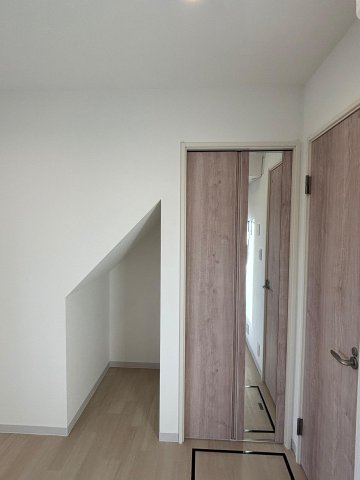 その他部屋・スペース　収納扉は鏡付きで、身支度に活用できます。