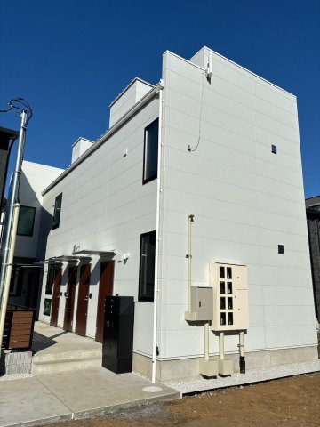 建物外観　白くて爽やかな外観。周囲に建物が少なく、開放感があります。