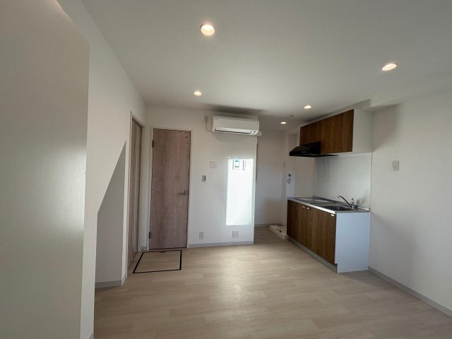 居室・リビング　明るく広々とした部屋。大きな窓があり、光が差し込みます。