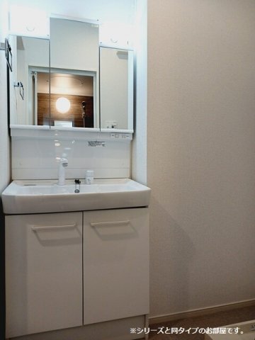 洗面設備　スペースが確保できる洗面所です