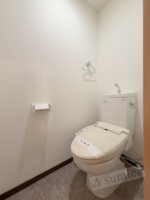 トイレ　人気アイテムの温水洗浄便座。清潔感のあるトイレです。
