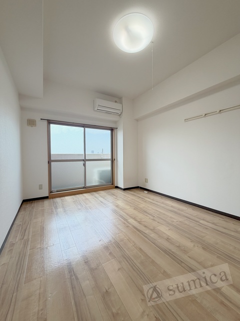 バルコニー　おおきな窓で明るさを演出。