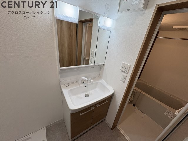 洗面設備　鏡の大きな独立洗面台です♪