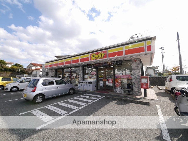 コンビニ　デイリーヤマザキ（コンビニ）まで733m