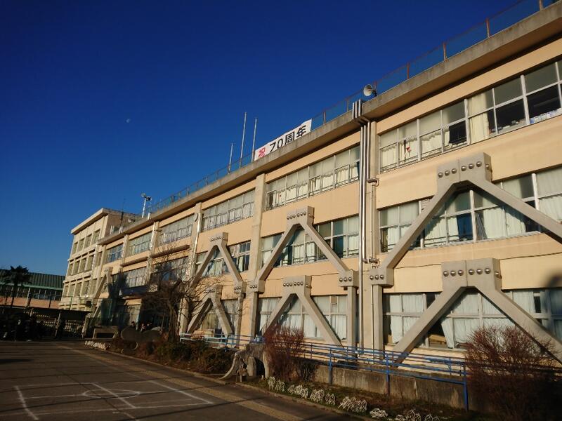 中学校　日野市立七生中学校（中学校）まで289m