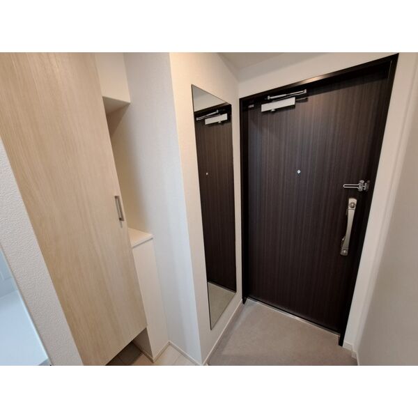 玄関　玄関に姿見あるのでお出かけ前に洋服チェック