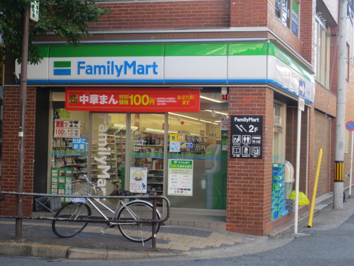 コンビニ　ファミリーマート（コンビニ）まで50m