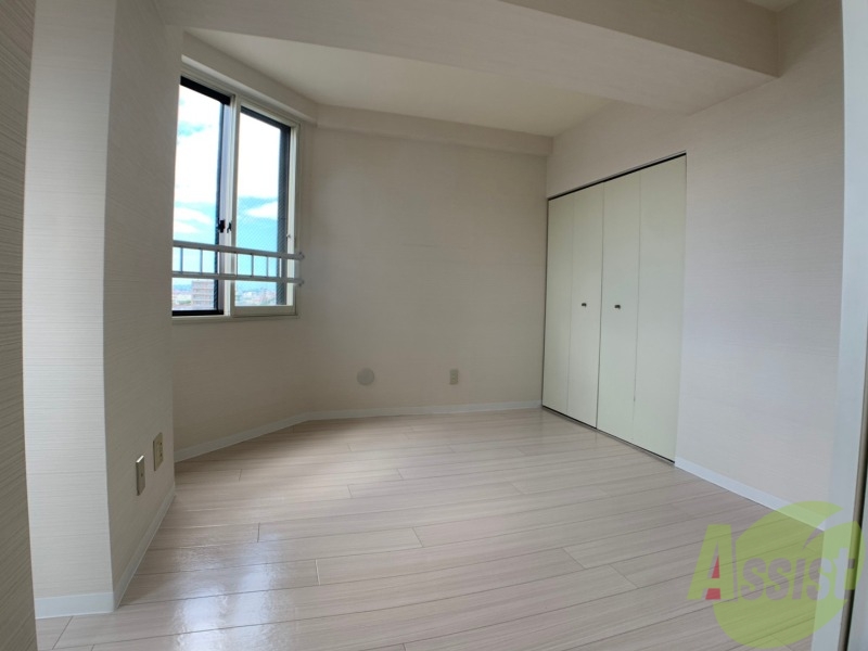 その他部屋・スペース　こちらが寝室です。窓が大きくて明るいですね。