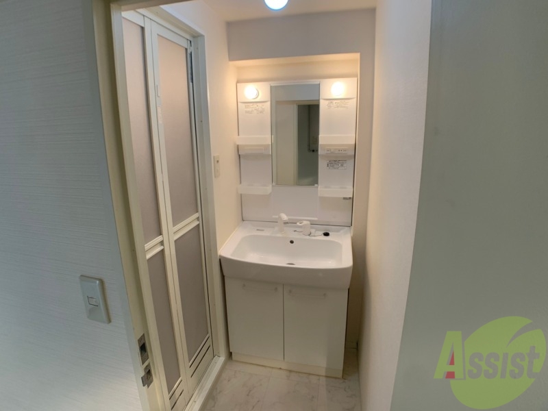 洗面設備　独立洗面台です。大きくてよいですね。シャンプーもできます。