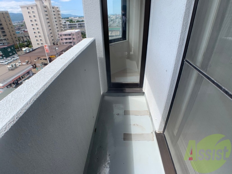 バルコニー　バルコニー。洗濯物がはかどりそうな広さがありますよ。