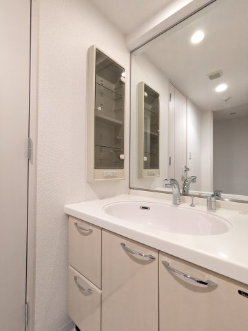 洗面設備　明るい洗面所です